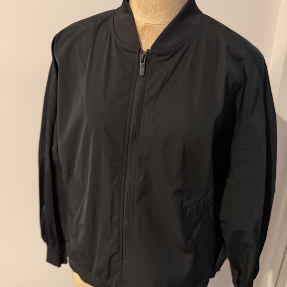 Lululemon Lightweight Hem-Cinch Bomber Jacket in Black Size Small - Picture 7 of 8